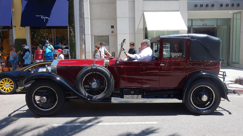 Illustration for article titled What It's Like Driving (And Being Driven In) A 1926 Rolls Town Car